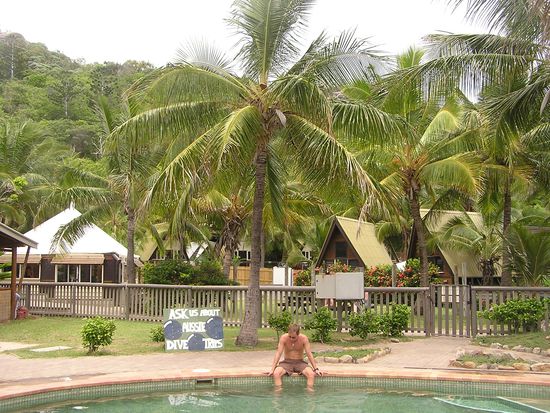 Unsere Bungalowanlage. Hier Chris am Pool!