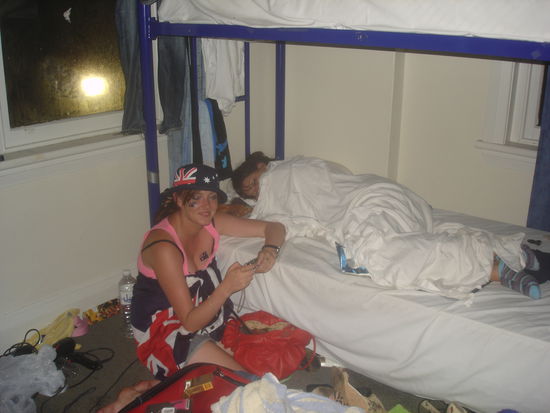 Unsere verrueckten Zimmergenossinen aus ENGLAND...
...am Aussi-day!