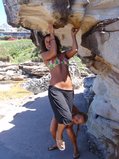 Erwischt:
Hier sind wir dabei eine Szene aus dem "Clifhaenger" nachspielen...Nur wusste Sophie nicht wo sie sich verstecken sollte...dementsprechend ist der Effekt.....hihihi