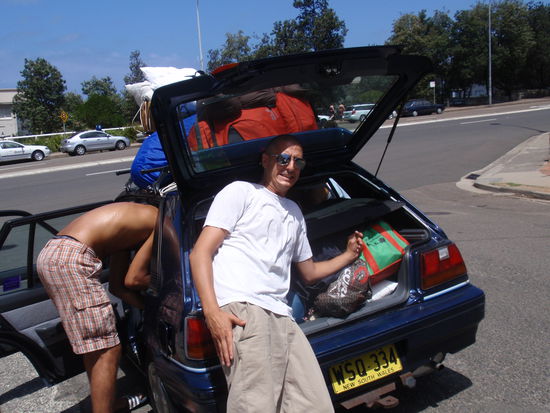 Das Auto war einfach zu klein. Somit mussten wir unseren grossen Rucksaecke aufs Dach schnallen. Und trotzdem war es extrem eng...zum Glueck ist Hunter Valley nur 2 Stunden von Sydney entfernt.