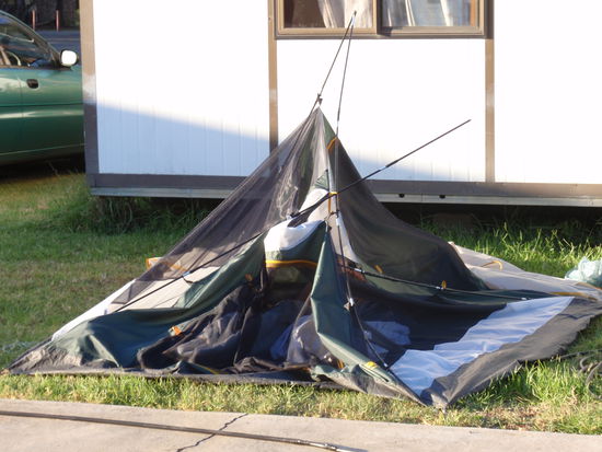 Das Zelt der Jungs:
Die Stangen brachen wegen der unendlichen Hitze und evtl. mangelnder Qualitaet entzwei. 
Und in Woche 2 war der Regen auch nicht besser und lief rein!