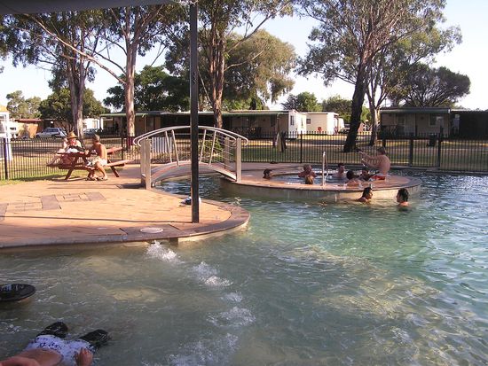 Der Pool unseres Campingplatzes. An unseren (wenigen) freien Tagen, haben wir manchmal STUNDEN in diesem Pool verbracht.
Hier waren wir auch an dem weltweit heissestem Tag des Jahres!