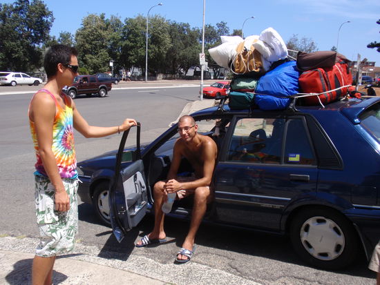 Nach studenlangem Packen sah das Auto dann soooo aus - EIGENTLICH irgendwie beaengstigend oder?
Auf der Rueckbank durften wir Maedels uns den einen verbliebenen Sitzplatz teilen...und ab ging es...