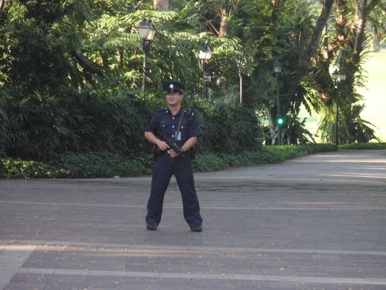 Wache vor dem "Regency House" - mit Maschinengewehr - aber laechelnd fuer mein Foto!
