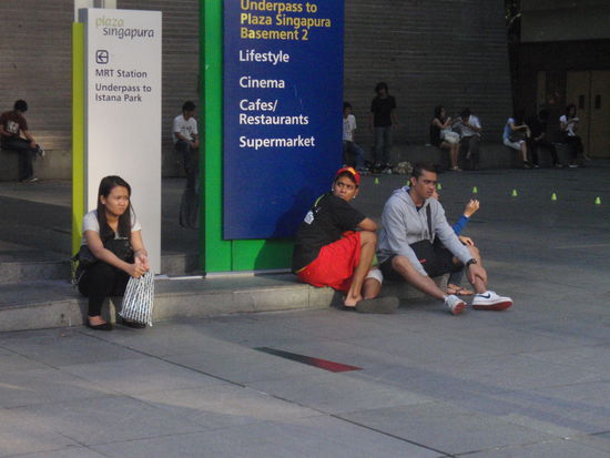 Jugendliche haengen hier ab: am Plaza Singapura