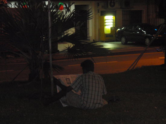 Abends sitezen in den aermeren Gegenden viele auf dem Mittelstreifen und nutzen das Licht der Laternen um Zeitung zu lesen...