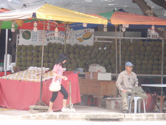 Diese komische chinesische Frucht (Durian) gab es an jeder Ecke zu kaufen. Als hoher D-24 lieferant ist sie in Asien sehr beliebt...