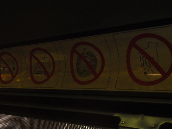 ...in Singapur ist sie aber in jedem oeffentlichen Gebaeude und in allen oeffentlichen Verkehrmitteln verboten...