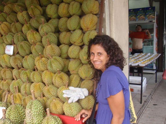 ...ich weiss auch warum!!!!Uuuuaaaagggghhhhh...das Fruchtfleisch der Durianfrucht sieht so verlockend aus wie das Fleisch einer reifen Mango schmeckt aber nach Zwiebel und roher Leber...