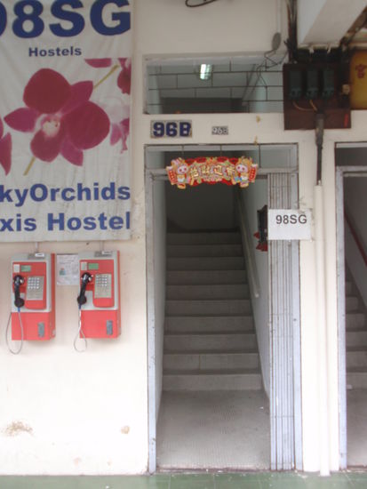 Von aussen sah es schon weniger vertrauenserweckend aus, befand es sich doch Geylang, Signapurs enzigem Rotlichtviertel...Das habe ich aber erst spaeter erfahren!