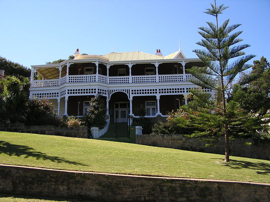 Der typische Baustil hier an der Westkueste. Diese reihen sich aneinander...eins schoener als das andere.