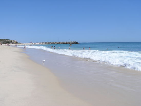 und wieder unser Lieblingsstrand...leider konnten wir die 2 Meter hohen Wellen nicht so gut auf dem Bild festhalten. Zum Glueck war der Lifeguard Andrew immer in unserer Naehe!!! ha ha...