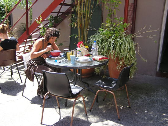 In unserem Hostel ist es wirklich schoen. Es hat flair, wir fuehlen uns wie richtige Traveler in Australien. 
Unser Fruehstueck findet im sonnigen Innenhof statt. Und am Abend wird in diesem ebenfalls abgehangen, geraucht und Karten gespielt.