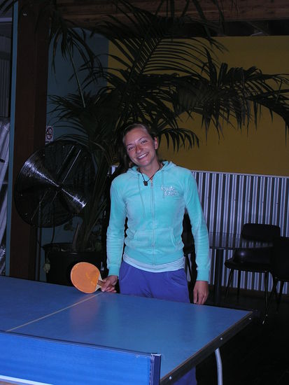 Oder man kann Tischtennis spielen. Tammy und ich haben hier erstmal "chinesich" eingefuehrt. Alle sind ganz wild auf chinese tabletennis.