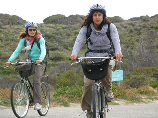 9.00 Uhr:
So wirklich nach lachen war uns noch nicht zumute. Es war frisch und das radeln war ganz schoen anstrengend.