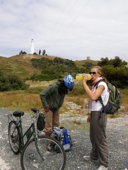 11.00 Uhr:
Kurze Trinkpause. Langsam wurde es waermer...also weg mit den Pullis und hoch mit den Hosenbeinen...
Und weiter gehts zum Leuchtturm!
