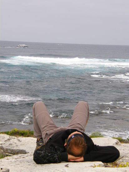 Tom hat jede noch so kurze Rast fuer ein Nickerchen genutzt.
So auch hier auf den Klippen.