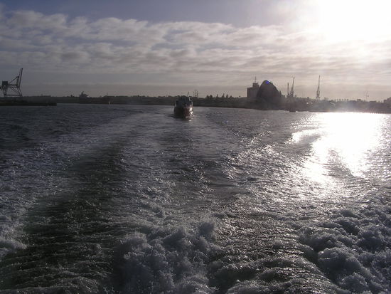auf der Faehre...um 6.30 Uhr...die Sonne war gerade aufgegangen...