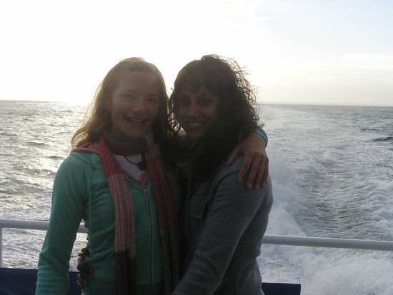 Wir am Deck der Faehre, beim geniessen der Morgensonne und der frischen Meeresluft!
Brrrrrr...!!!!