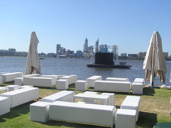 Durch uns entstanden wunderschoene Lounges direkt am Wasser.