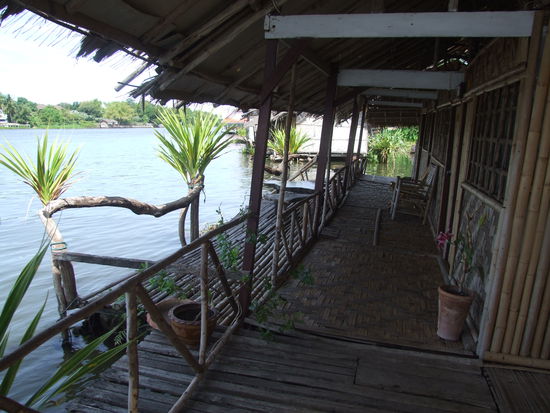 Ein 5 Sterne kann mit Floßromantik schlecht mithalten. Abends auf dem Floß mit eiskalten Getränken. Ich bin einfach begeistert von dieser Trip Erfahrung. Da es nicht überall Flöße zum Übernachten gibt, muß ich wohl wieder eine Stipvisite in Kanchanaburi einlegen.