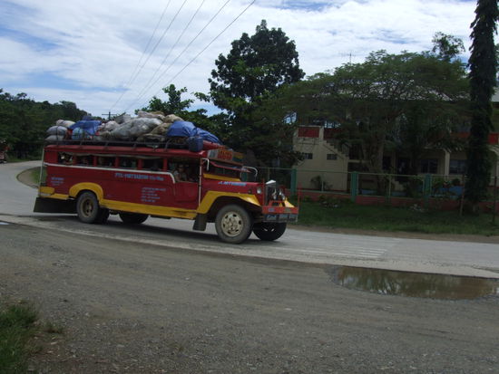 endlich gelungen einen über beladenen Jeepney schnell abzuknipsen (Salvacion auf Palawan - Kreuzung an der Hauptstrasse nach Puerto Princessa - hier muss man umsteigen, um nach Sabang zu kommen, wenn man aus dem Norden kommt)