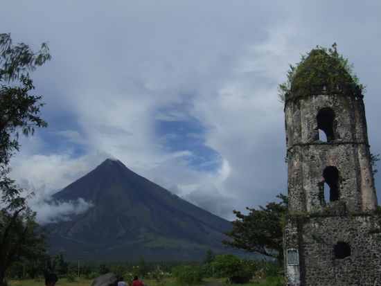 Cagsawa Ruine neben dem Mayon.