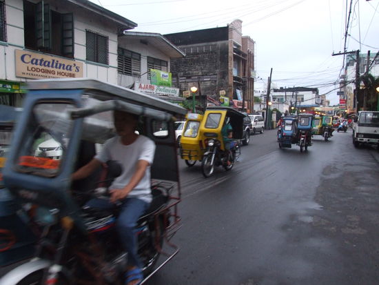 typisches Straßenbild in Legaspi - wie überall, man fährt wie man kann und über Mangel an öffentlichen Fortbewegungsmitteln ist in Legaspi nicht zu klagen