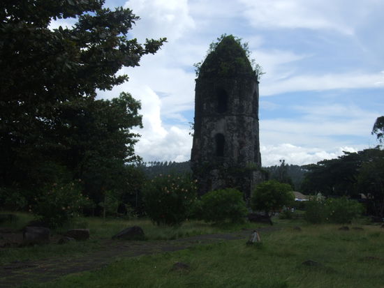 Der Kirchturm hielt der Lava stand und steht bis heute als Mahnmal von der Naturgewalt des Mayons