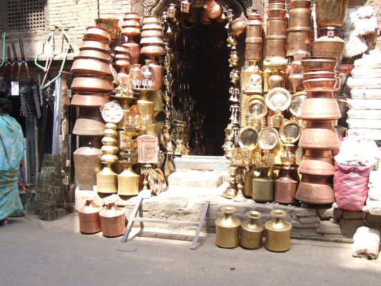 Aladin oder tüchtige nepalesische Geschäftswelt? 
Gefäße dieser Art sind auf jeden Fall überall beliebt