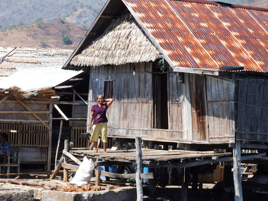 Fischerhütten am Hafen in Rijung