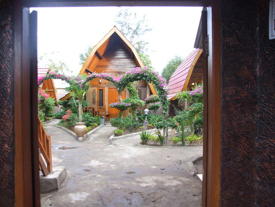 unser Lumbung in der Anlage Sunrise Lumbung - sehr empfehlenswert, schön, gepflegt mit sehr nettem Inhaber, super romantisch mit Air Con, toller Veranda für gemütliche Abende &amp; eine Hängematte für den müden Traveller