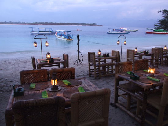 wildromantisch speist man am Strand auf den Gili Inseln