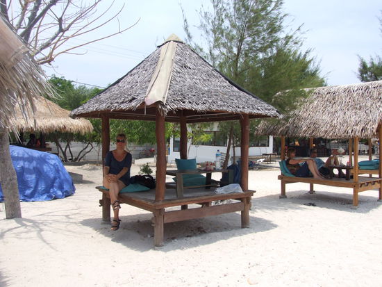 hanging out - unsere Strand Chillax Zone am Strand auf Gili Trawangan
