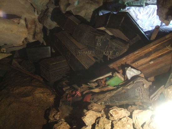 in der Höhle bestattete Särge