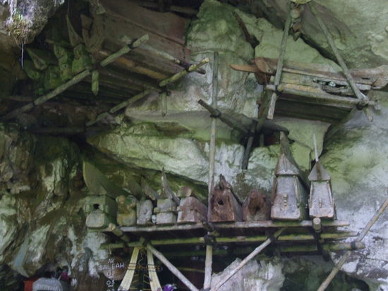 hängende Särge vor der Höhle - viele einige Jahrhunderte alt