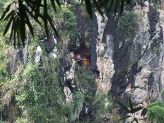 hoch im Felsen bestattete Personen, Schutz gegen Grabräuber
