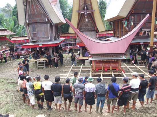 von Tänzern angeführte Truppe Träger - erstmal wurde Bier verteilt, gegen den Durst