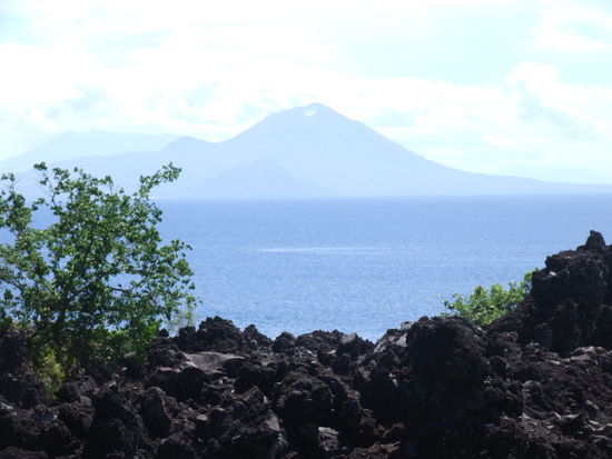 erkaltete Lava vom letzten Ausbruch des Gamalams 2010 - Blick auf Tidore