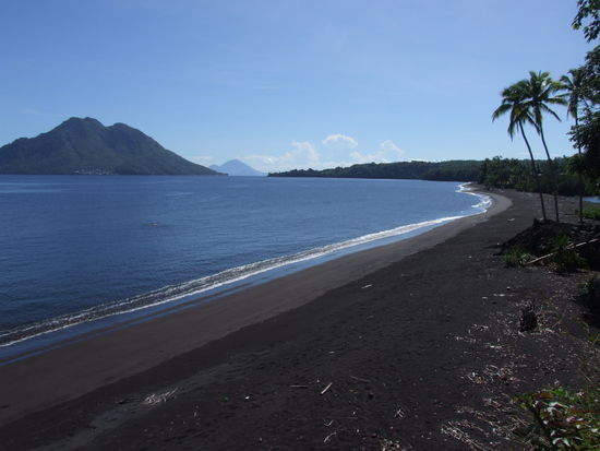 wunderschöne verlassene schwarze Strände