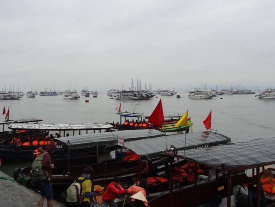 ein neues Gesetz - alle Dschunken müssen weiss gestrichen sein