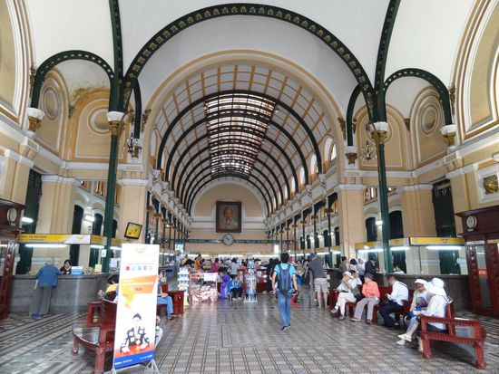 Postamts Ho Chi Minh Stadt`s - ein Foto des verehrten Revolutionärs darf nicht fehlen. Ho Chi Minh wacht über das Postamt