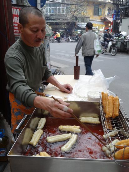 süße Böller werden am Straßenrand gegrillt - ein gigantischer Snack für zwischendurch