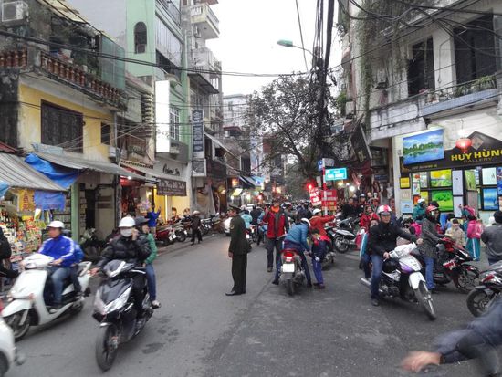Mopedgewühl mitten in Hanoi