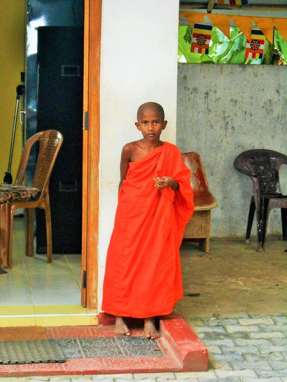 Kindermönch in einem Tempel in Kandy