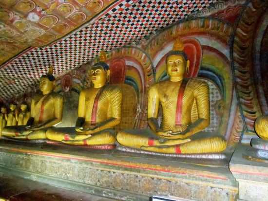wunderschöne Buddha Figuren in den Höhlentempeln von Dambulla
