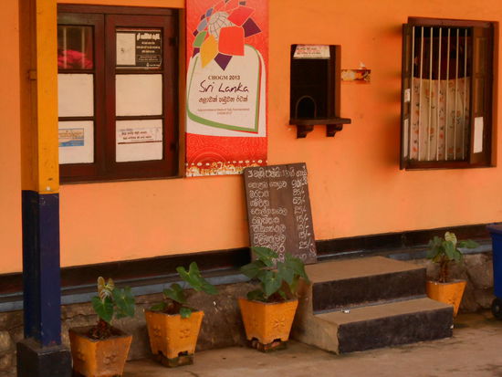 ein super niedlicher Bahnhof irgendwo in Sri Lanka