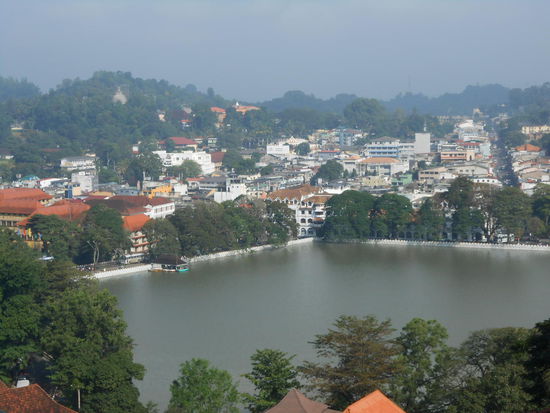 Bergblick auf den See in Kandy