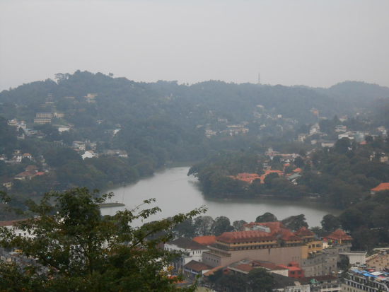 Stadtblick von der Bahiravokanda Vihara  Buddha Statue, leider bei etwas bedecktem Wetter