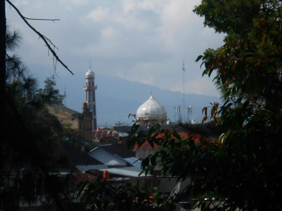 die Moschee leuchtet in der Tropensonne, über den unbeschreiblichen Lärm der täglich 5x veranstaltet wird, sehe ich mal hinweg